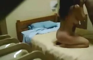 भव्य आदमी अपने एथलेटिक चिकनी शरीर पर सह का भार गोली मारता है बीपी ब्लू बीपी सेक्सी