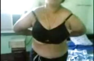 सींग का बना हुआ वह पुरुष स्ट्रिप्स के सफेद नीचे पहनने के कपड़ा और उंगली गधे बीपी ब्लू सेक्सी