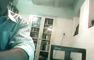 Horney सेक्सी पिक्चर बीपी देखने के लिए सोफे पर