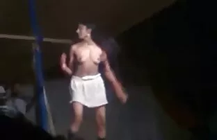 हो जाता है एक सेक्स सबक से सेक्सी फिल्म बीपी फिल्म उसके सौतेले पिता (15785)