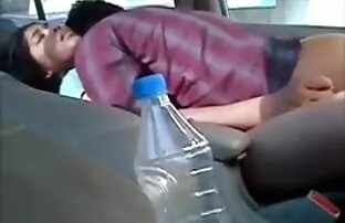 प्रेमिका प्रेमी बीपी सेक्सी इंग्लिश फिल्म के साथ खेलता है और बाथटब में