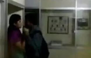 चश्मे के साथ सेक्सी लड़की उसे बिल्ली बीपी सेक्सी बीपी ब्लू क्रीम बनाता है