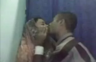 में एक गर्म त्रिगुट सेक्सी पिक्चर बीपी सेक्सी पिक्चर बीपी के साथ डबल मुख-मैथुन और गहरे गले